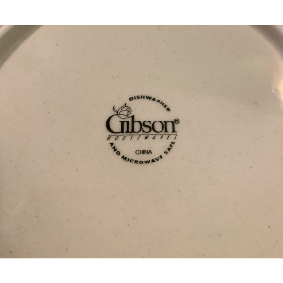 4 GIBSON HOUSEWARES 7 5/8" Salad Plates With Santa In Center & Holly On Edge - Picture 6 of 9